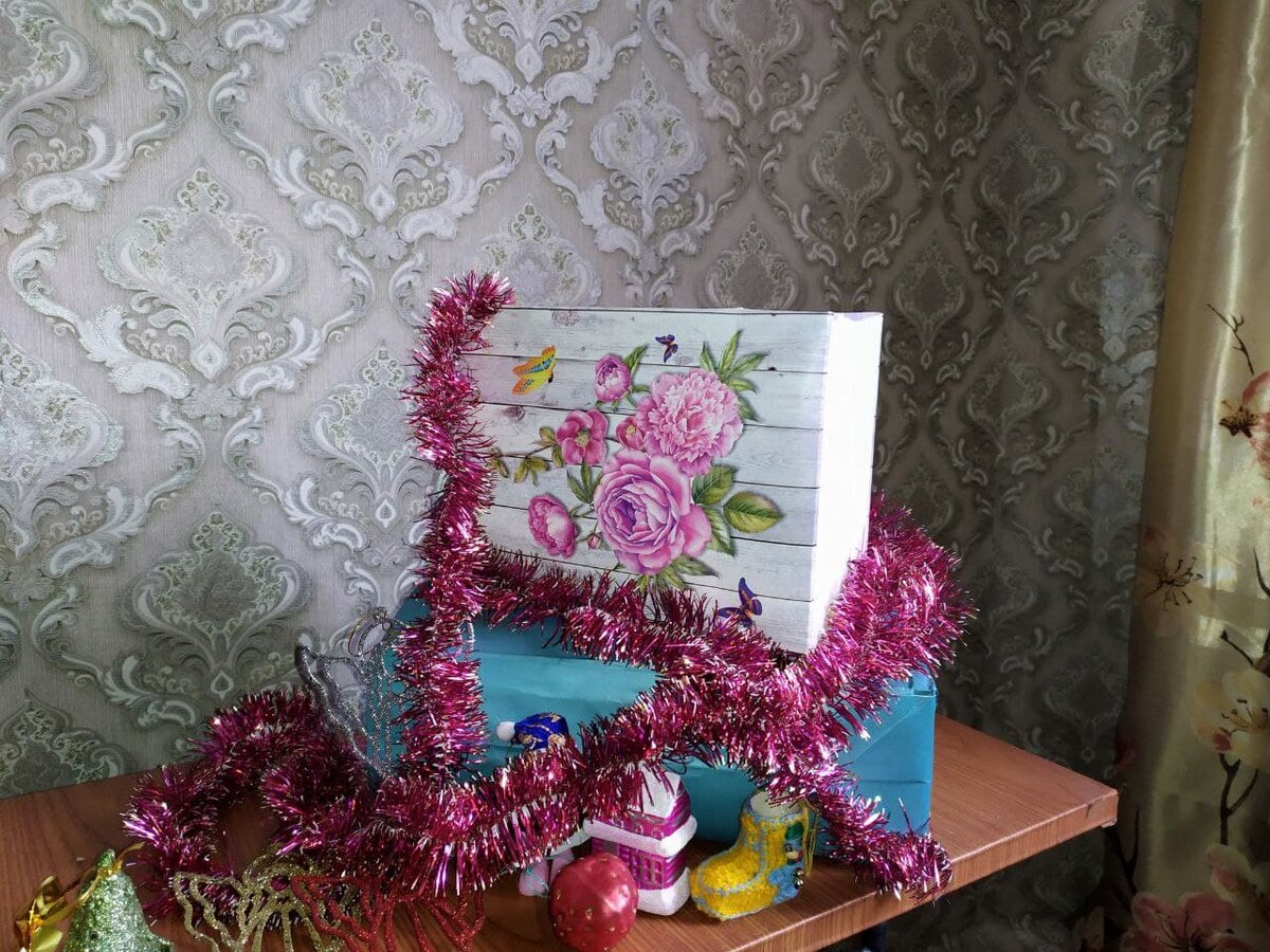 Ставлю подарочные коробки друг на друга