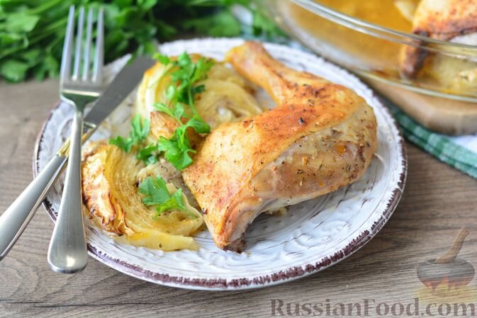 куриные окорочка, капуста белокочанная, масло растительное, чеснок, травы прованские сушёные, паприка молотая, соль, перец чёрный молотый, зелень петрушки (для подачи)