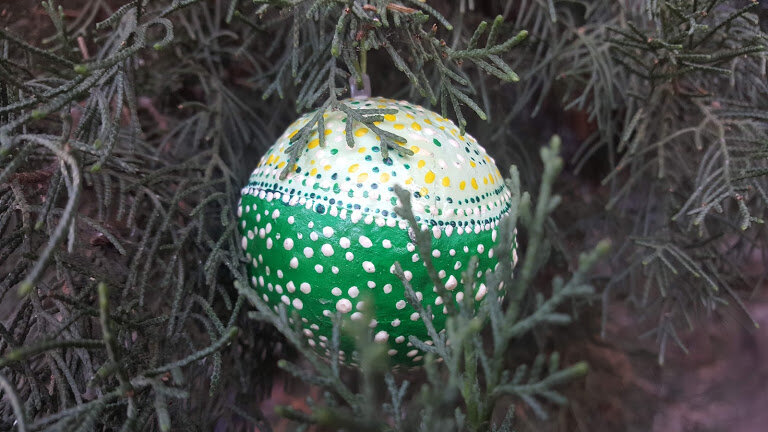 Ёлочный шарик из папье-маше.