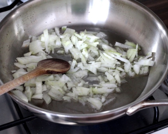 Добавьте чайную ложку карри, Римский тмин и специи и оставьте пахнуть на некоторое время.