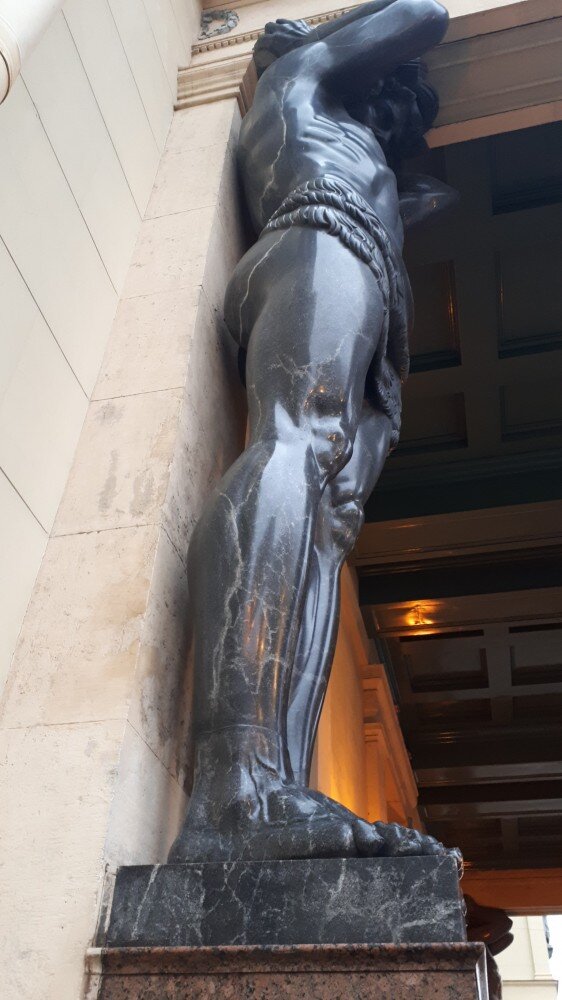 Трещины на скульптуре Атланта