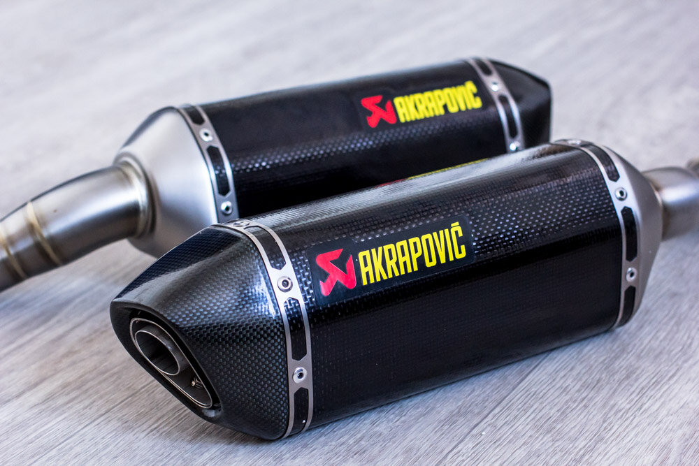 Авто глушители купить. Глушитель Akrapovic #10 карбон. Глушитель прямоток Акрапович. Карбоновый выхлоп Акрапович. Резонатор Акрапович.