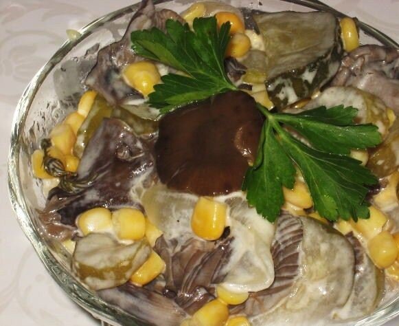 Этот быстрый салат с кукурузой и грибами выручит вас всегда. Вкусно, быстро и оригинально.