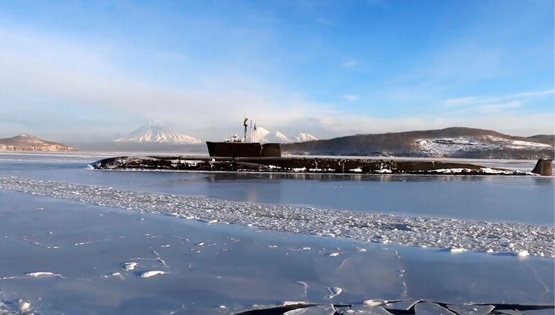 На этой фотографии, взятой из видео, распространенного пресс-службой Минобороны России, атомная подводная лодка ВМФ «Владимир Мономах» видна перед пуском учебной ракеты в Охотском море, Россия, декабрь 2020 г. (Министерство обороны России)