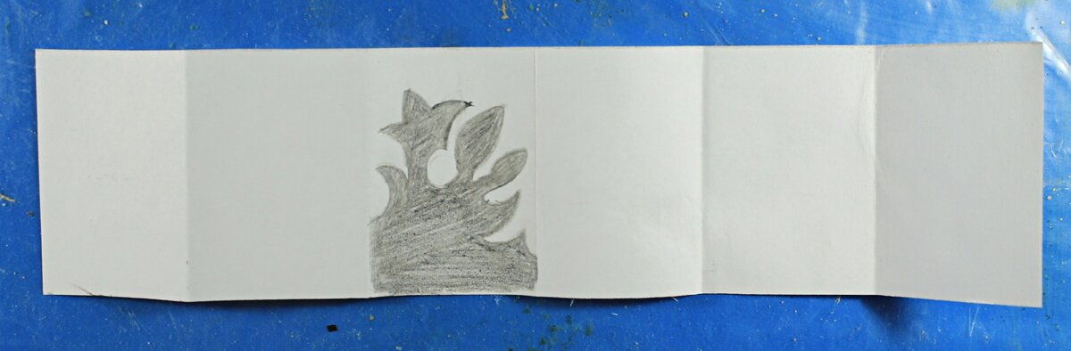 Фото 2. Фрагмент  - на одной части  "гармошки",  аырезая его получаем  узор