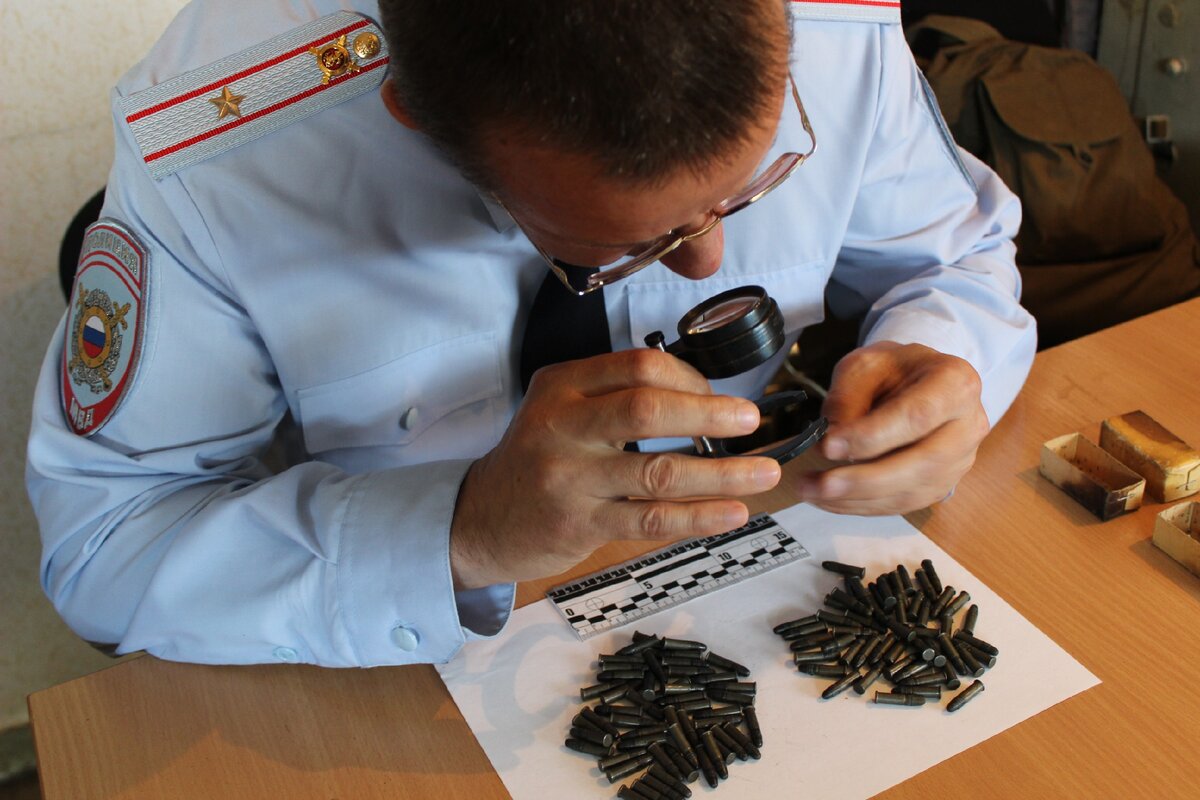 уголовно розыскное дело. задержанный в наручниках. соотношение уголовного процесса и оперативно-розыскной деятельности. полицейский следователь. уголовно розыскное дело.