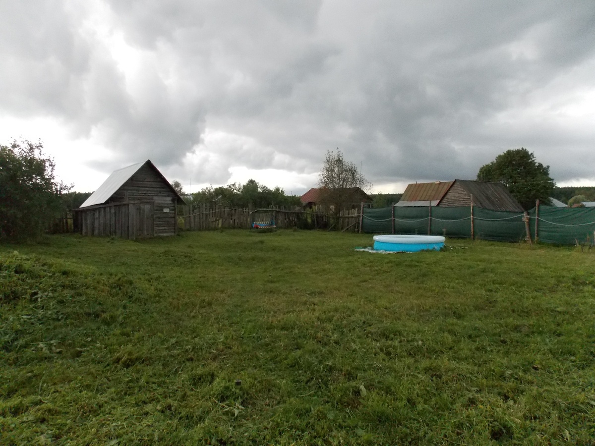 Забор. Затеняющая сетка как основное покрытие. Прозрачность, вид через ...