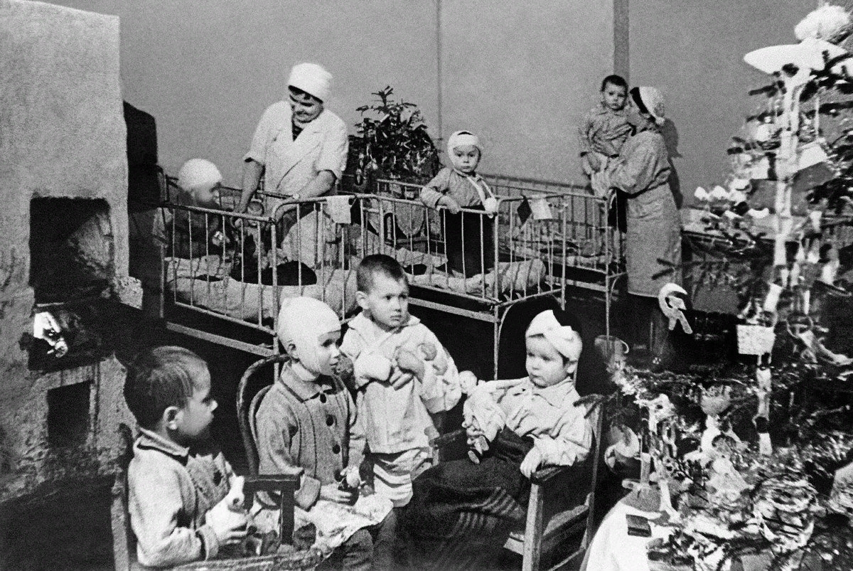 Новогодняя ёлка в детском госпитале блокадного Ленинграда, 1941 год