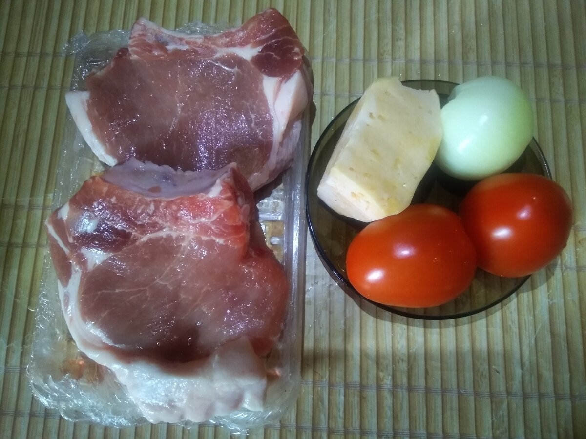 У меня два свиных антрекота, общий вес 778 грамм.