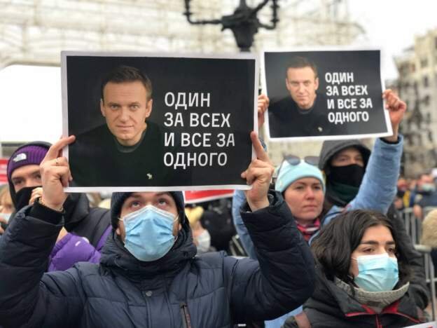 Такое редко случается на протестных митингах. Толпа стала пытаться отдавить полицейских, вклинивающихся в толпу и вырывающих митингующих, чтобы увести их в автозак. Я попала в замес - протестующие толкались буквально стенка на стенку с ОМОНом. Силы никто не применял, но и здержать ОМОНовцам никого не удалось. 
Article share tools
