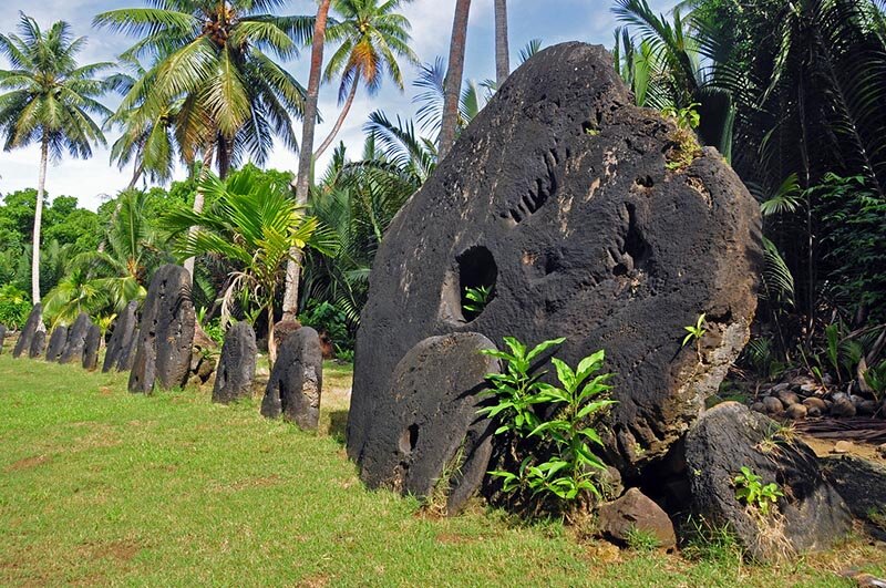 Каменные монеты Микронезии, остров Яп