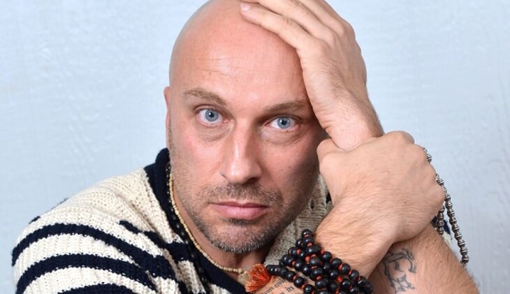 Правда, что ли?... Глаза красивые, серо-голубые, как у меня.