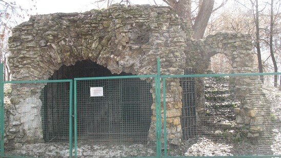 Когда я гуляла по парку, грот был огорожен сплошным забором.