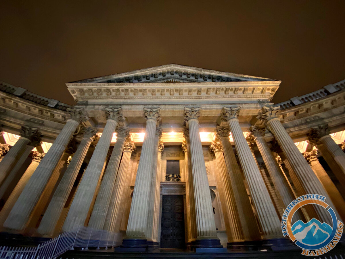 «..что для работающего человека совсем не удобно», Казанский собор ночью (фото автора)
