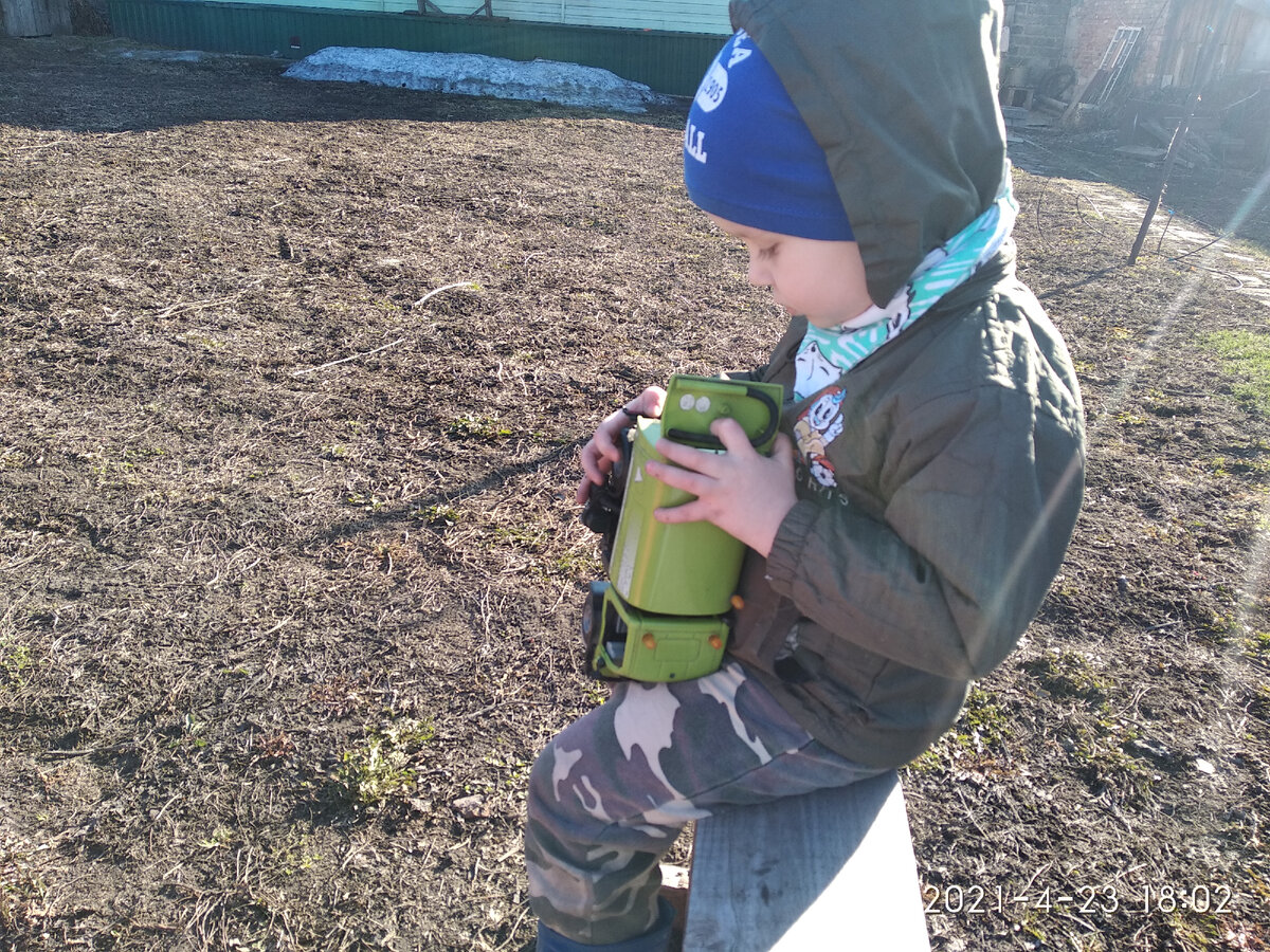 Вадим проверяет, нет ли в машине чего-то, что кусается