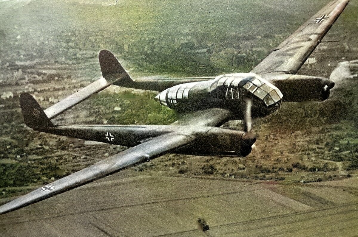 Немецкий двухмоторный тактический разведывательный самолет «Фокке-Вульф» Fw 189 «Uhu» — нем. "Филин". Советские солдаты называли его "Рама".                                          Фото из свободного источника. Яндекс картинки. Доработано автором.