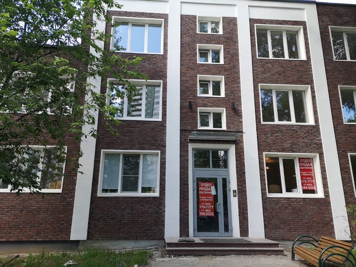 А этот дом больше похож на санаторий. Офис продаж тут же, попали внутрь без записи