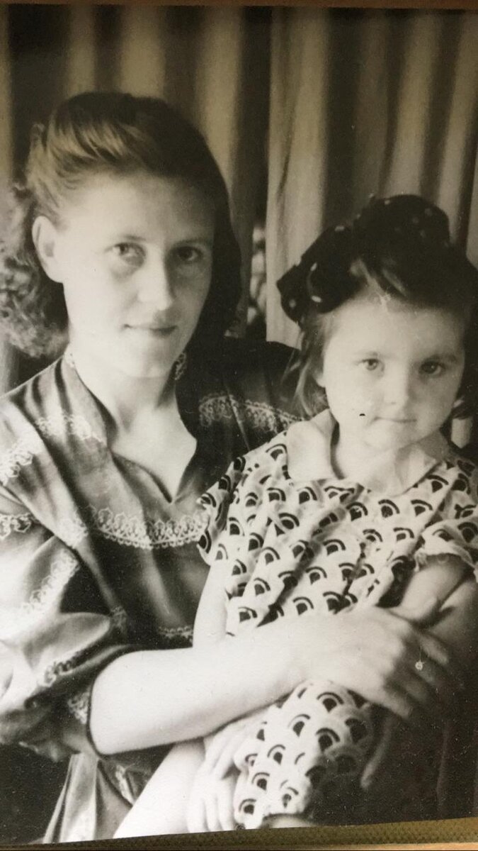 С мамой в детстве