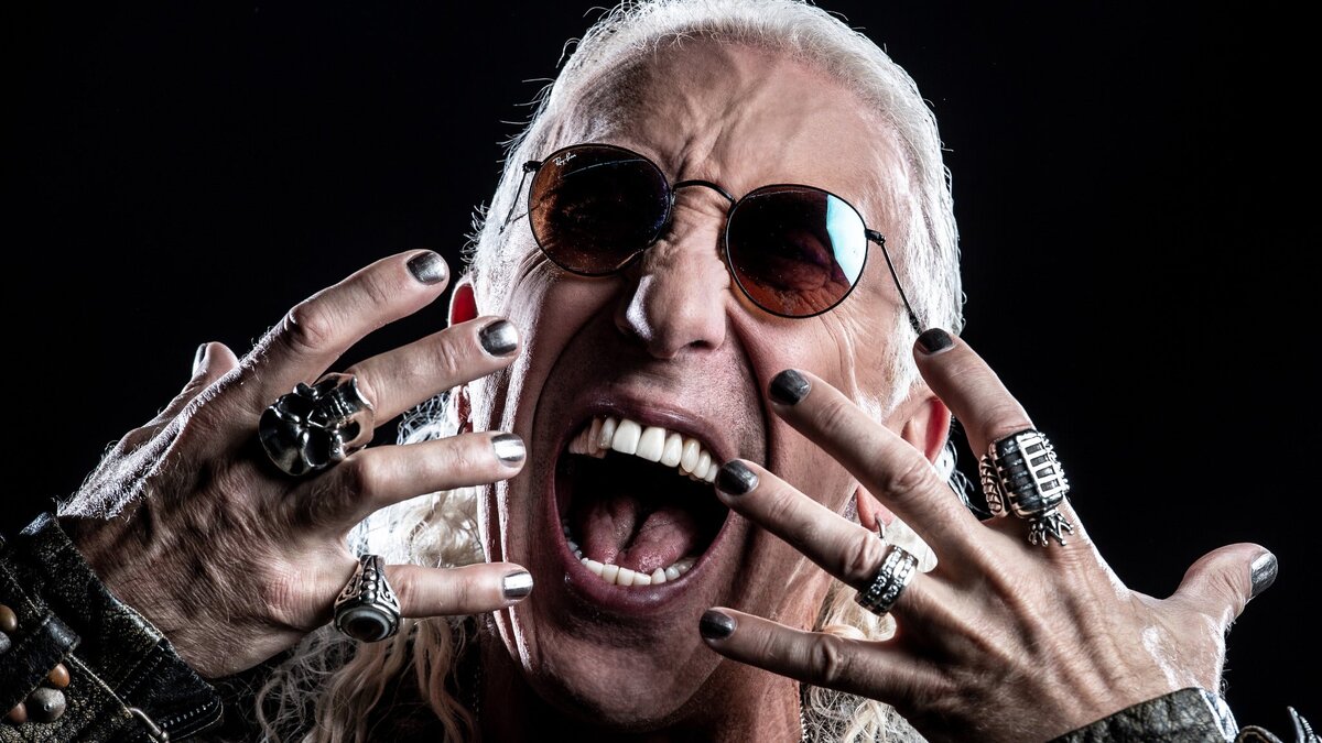 Dee Snider готовиться выйти на сцену