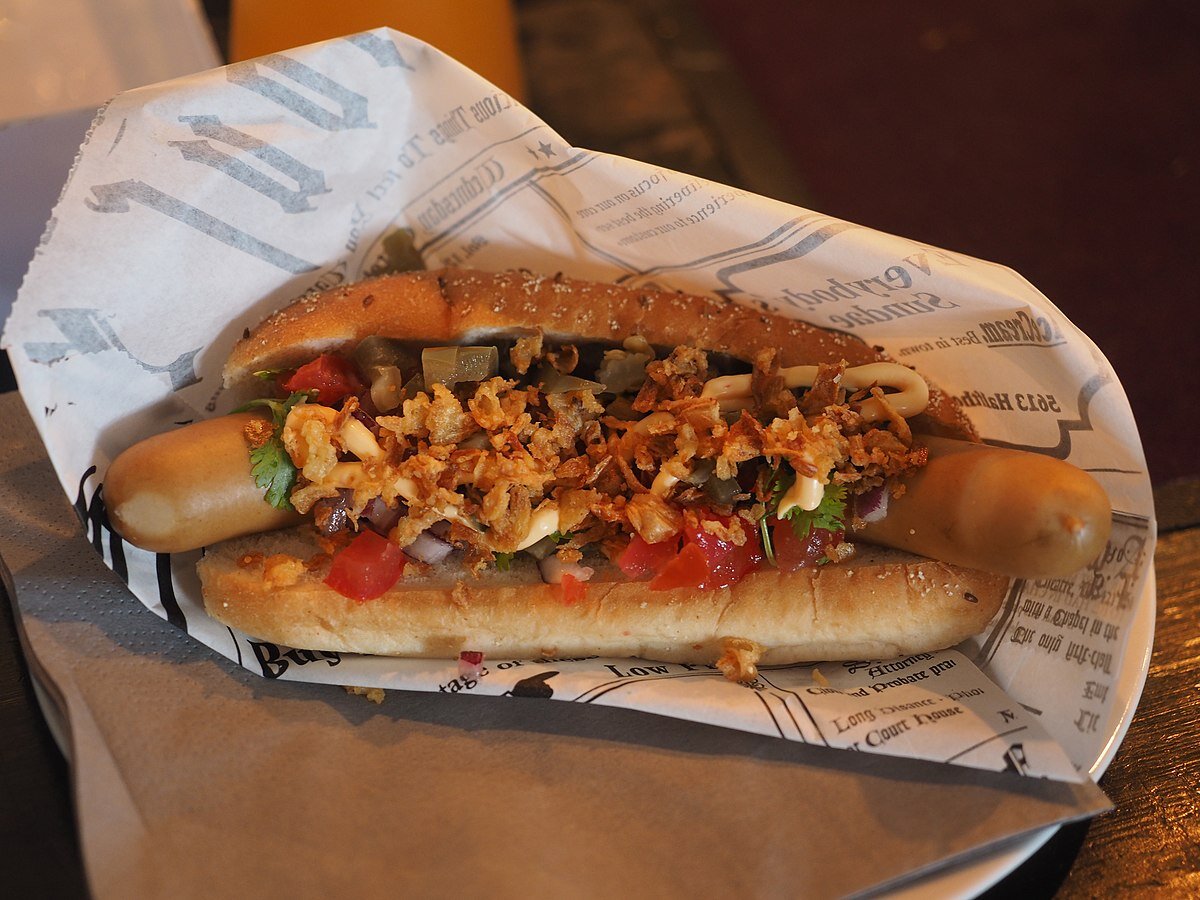 фото из открытых источников https://commons.wikimedia.org/wiki/File:Hot_dog.jpg
