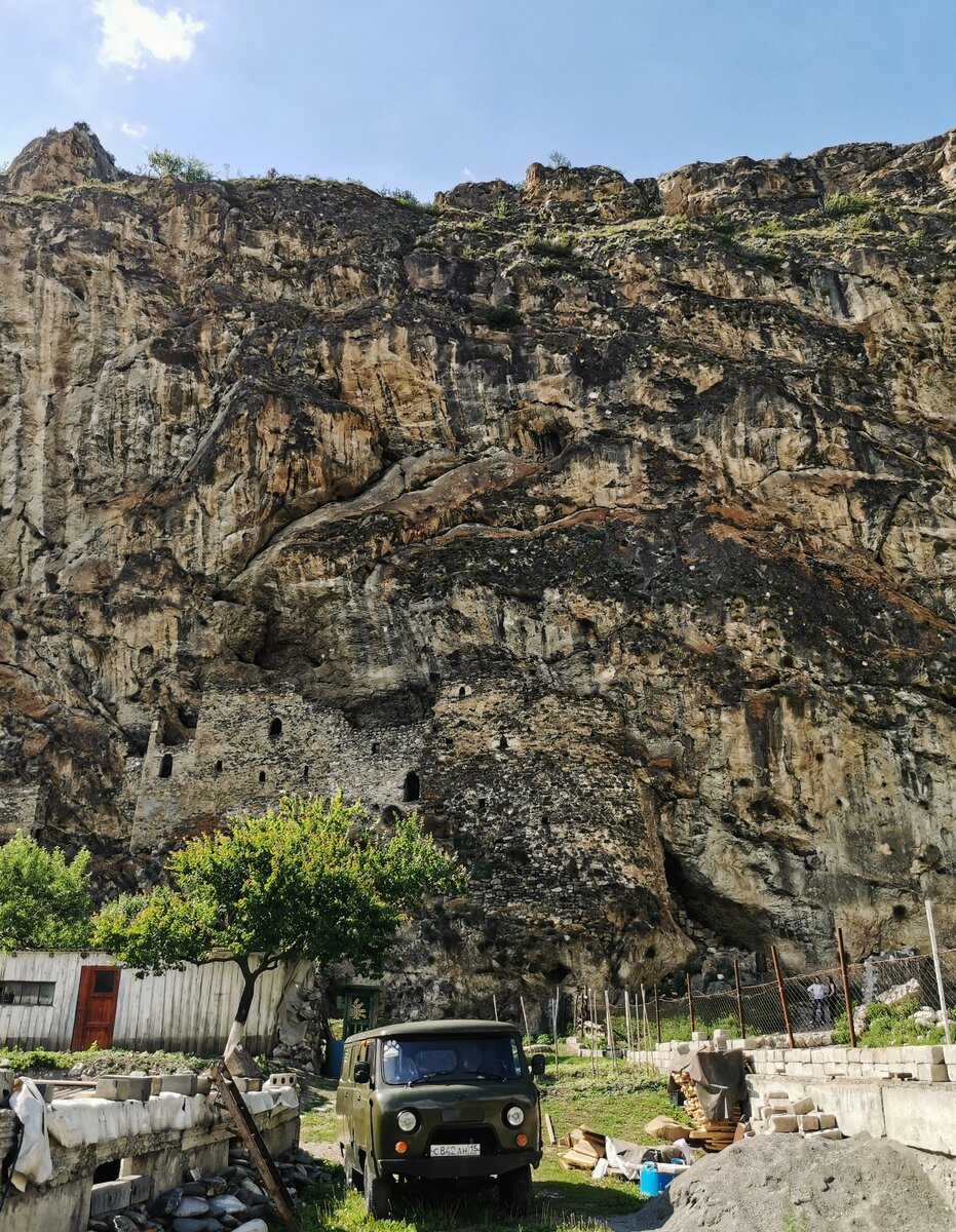 Первое фото – вид снаружи, второе – изнутри, третье – вид, который открывается из окон крепости в скале.