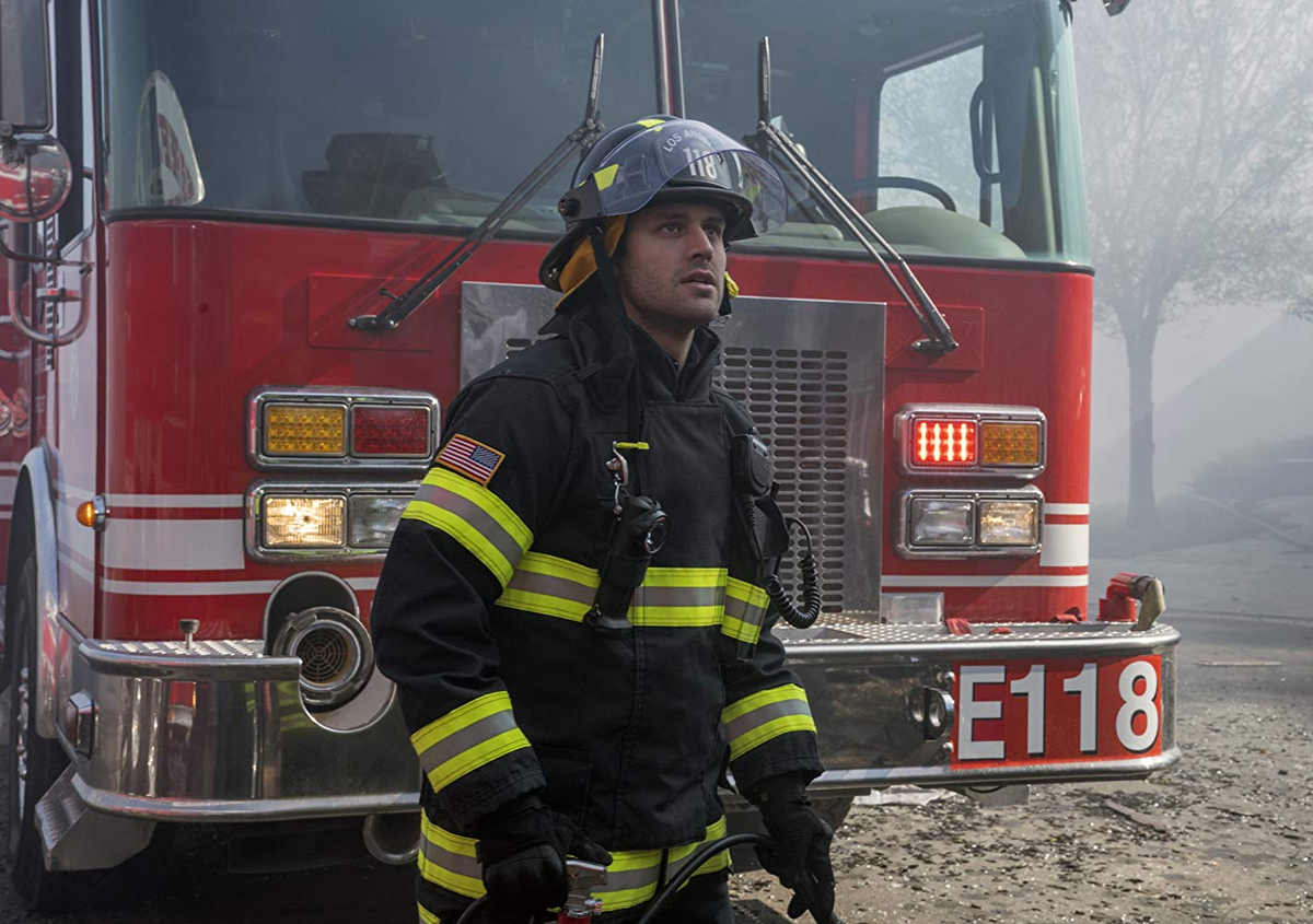 Райан гузман 911 служба спасения. 911 служба спасения сериал 2021. 911 служба спасения сериал 2018. Оливер старк 911 служба спасения. 911 служба спасения сериал бобби.