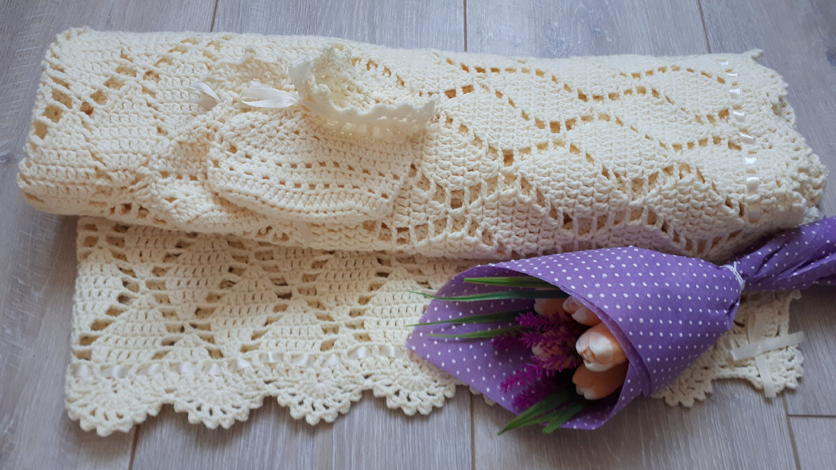 Это связанный мной плед и пинетки