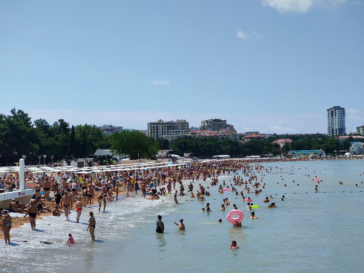 Пляж в Геленджике. Фото 6.07.2021. Автор: Василий Кострома, главный инженер развития ИТ инфраструктуры в сервисе ТВИЛ