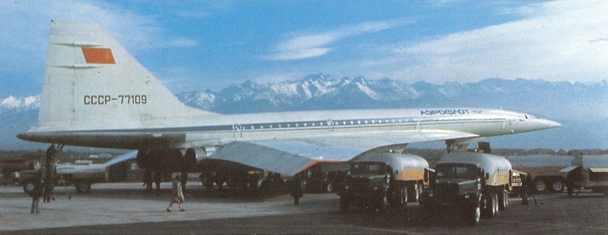 Ту-144 в аэропорту города Алма-Ата