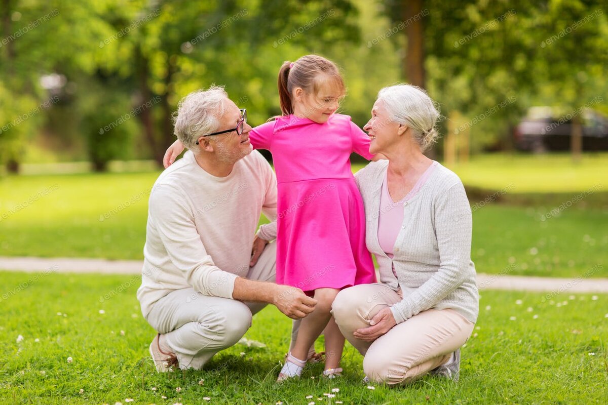 Фотосессия в парке дедушка и бабушка с внуками