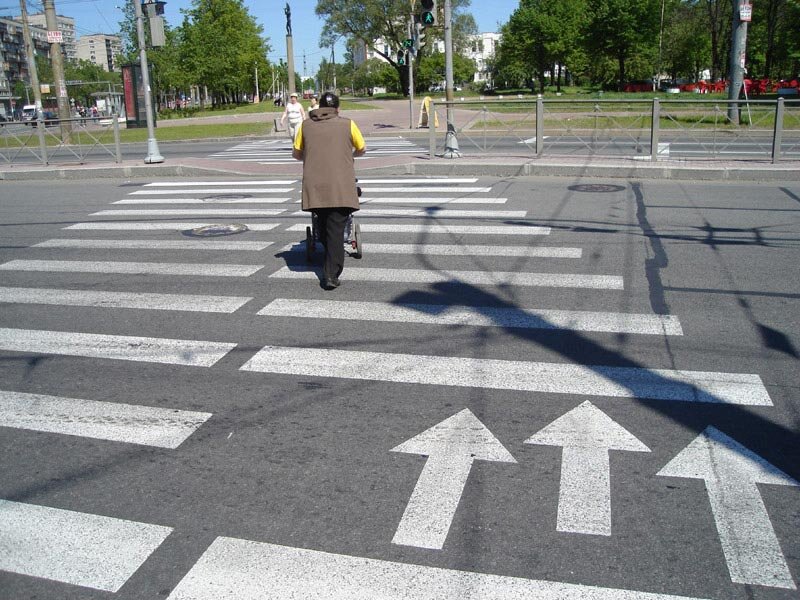 Не пропустил пешехода. Притормози перед пешеходным переходом. Непропуск пешеходов на переходе. Пешеходный переход со стрелками. Медленный пешеход.