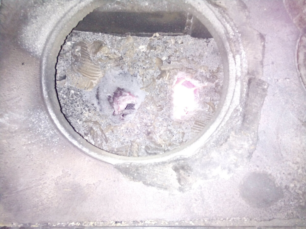 Так горит комковой уголь вперемешку с угольной пылью и водой.