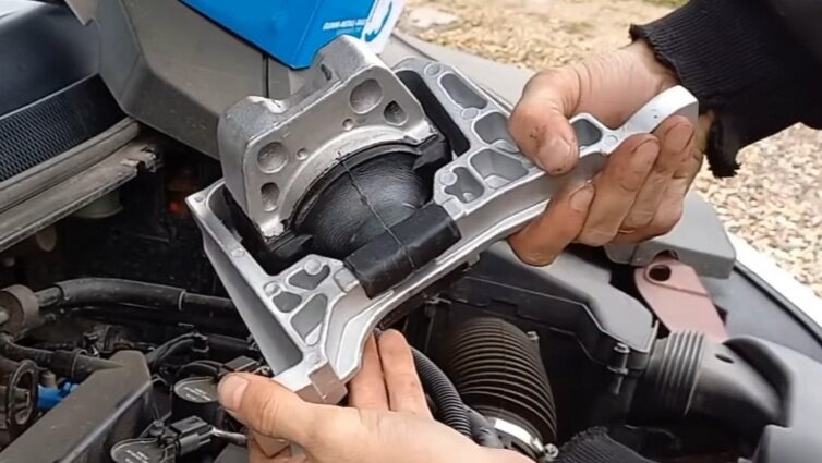 Замена опоры (подушки) двигателя для Форд Фокус 2 DB в Екатеринбурге