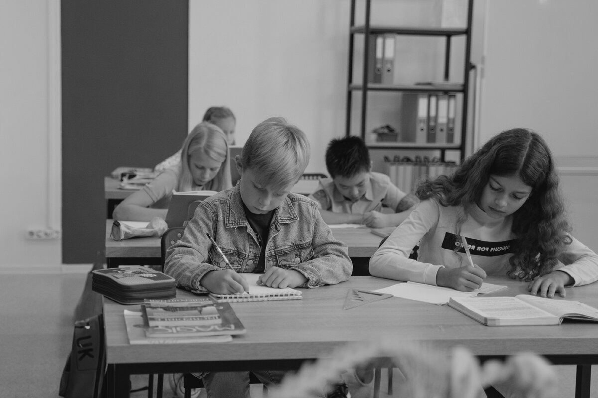 Дети учатся в школе Выглядит не очень весело. 