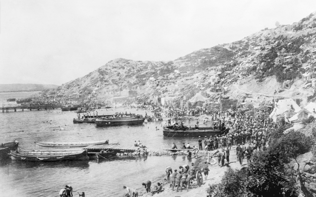 15.10.1915: Полуостров Галлиполи, Турция - на фотографии изображен Габа Тепе (Анзак), место, где австралийцы "высадились" на полуострове Галлиполи. Вдали виден пирс, ведущий в глубокую воду с берега, построенный людьми под жестоким огнем и с помощью очень примитивных инструментов. Обратите внимание на блиндажи на холмах, построенные сразу после высадки и до того, как обороняющиеся турки были полностью вытеснены из окрестностей.
