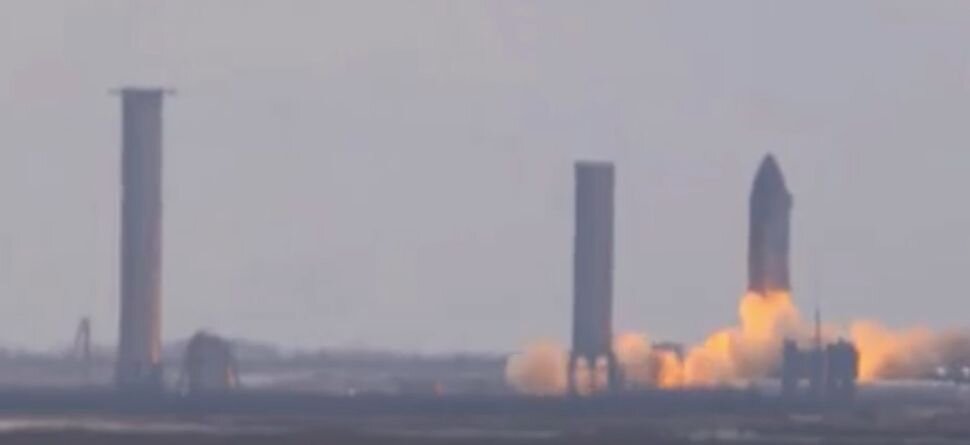 Прототип SpaceX Starship SN20 выполняет статические огненные испытания с шестью двигателями в Южном Техасе 12 ноября 2021 года, на этом скриншоте из видео, снятого SPadre.com. (Изображение предоставлено: Spadre.com)