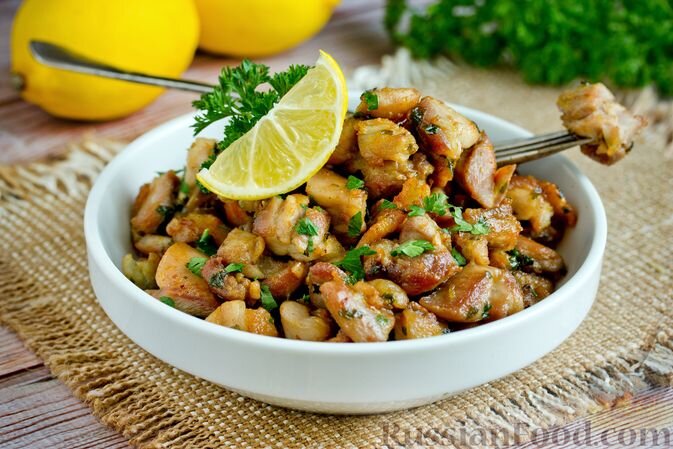 куриные бёдрышки, лимон, зелень петрушки, чеснок, масло сливочное, масло подсолнечное, соль