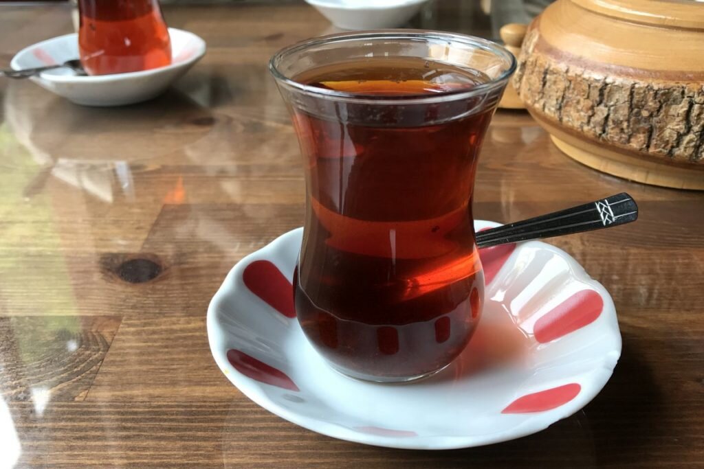 Подача турецкого чая в горной чайной. © Ольга Никандрова