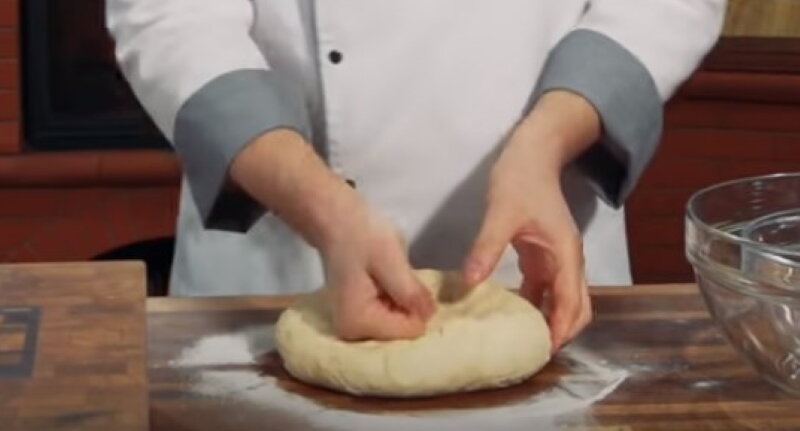 Муку просей, добавь соли и растительного масла. После чего влей в емкость с мукой нагретую до 70 градусов воду. Замешай тесто и дай ему отстояться. Обязательно накрой, чтобы не пересыхало.