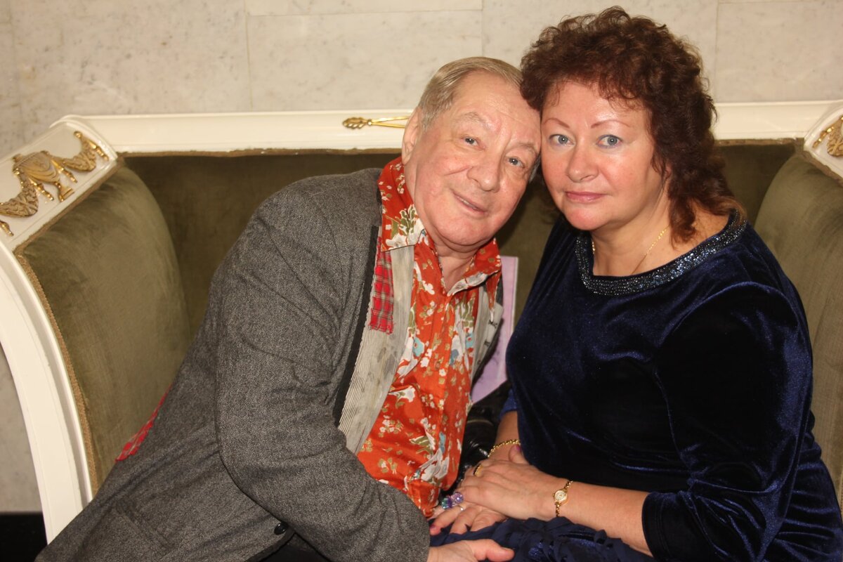 На этом фото Юлия Сапрыкина с Михаилом Плоткиным за кулисами Кремлевского Дворца на концерте, посвященном памяти поэта Михаила Пляцковского. Несколько лет назад. Юля всегда прекрасно и очень молодо выглядела.