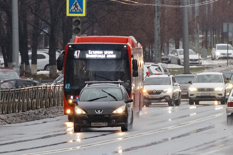 На популярные городские маршруты вышли автобусы, в которых установлена система фотовидеофиксации «Паркон-А». Прибор будет фиксировать нарушения на автобусной полосе, на парковках и остановках общественного транспорта. Фото: «БИЗНЕС Online»