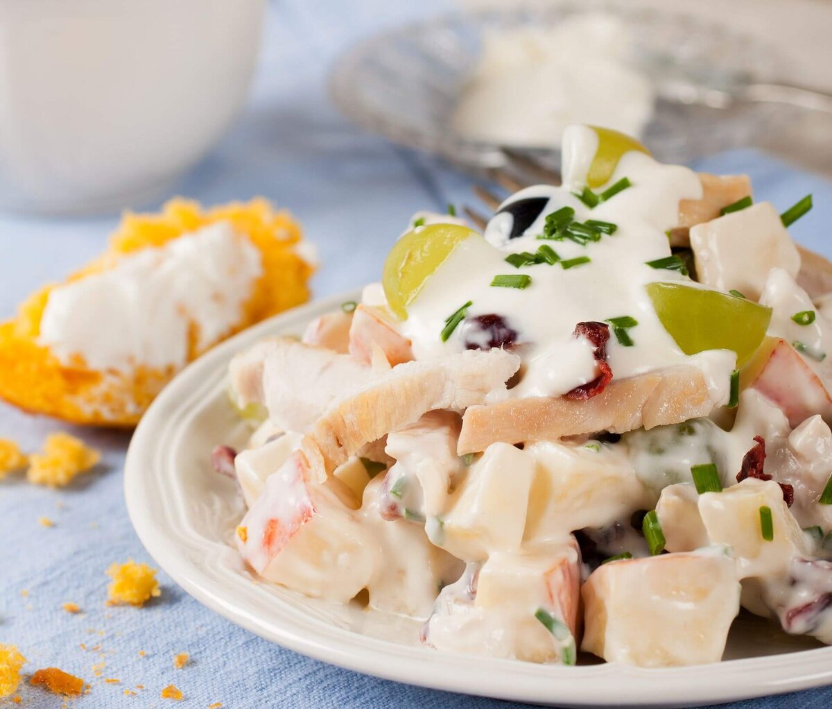 Куриный салат с виноградом, яблоками и клюквой