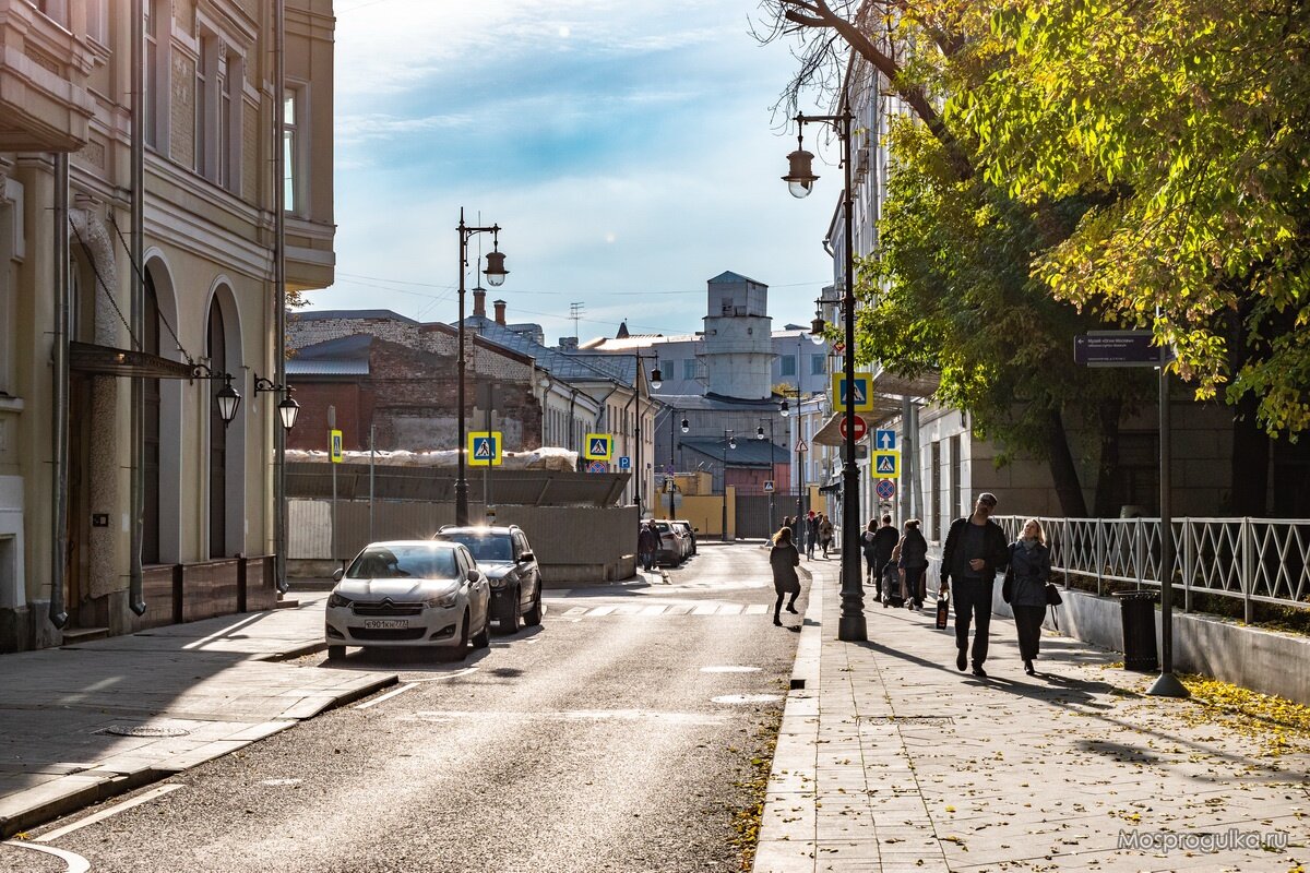 Кривоколенный переулок