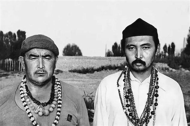 Абай и Мирза, ряженые дервишами