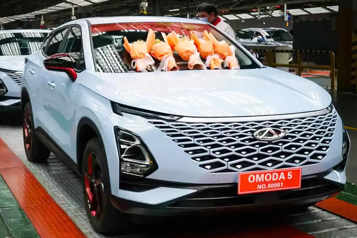 На фото: первый серийный экземпляр нового Chery Omoda 5
