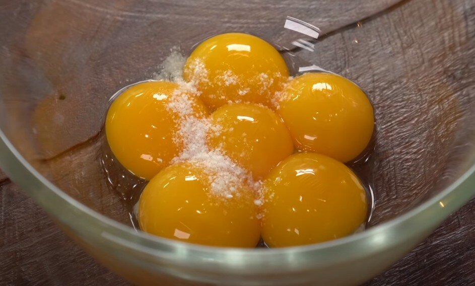                                  Ингредиенты:                                 Приготовление:  Берем 6 яиц и отделяем желтки от белков, затем белки отставляем в сторону, а в желтки добавляем соль,...-2-2