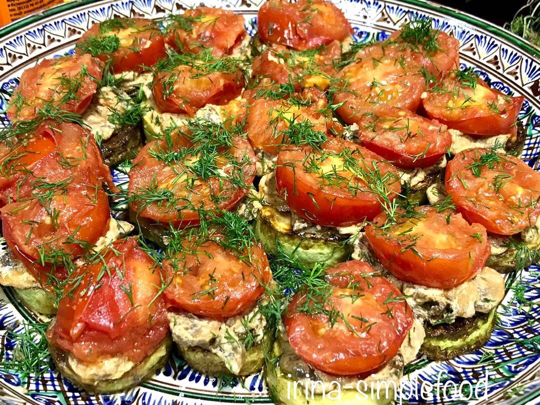 Жареные кабачки с помидорами и чесночным соусом