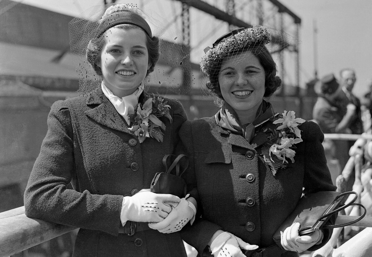 Юнис (слева) и Розмари Кеннеди (справа) до несчастливой операции Розмари.