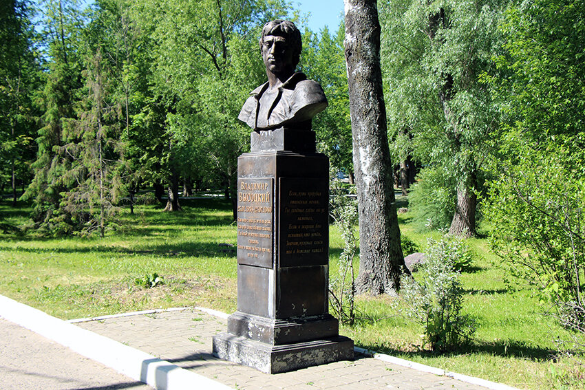 Уютные зеленые аллеи, интересные тематические площадки, веселые аттракционы - все это делает парк имени Пушкина в Саранске излюбленным местом отдыха.-11