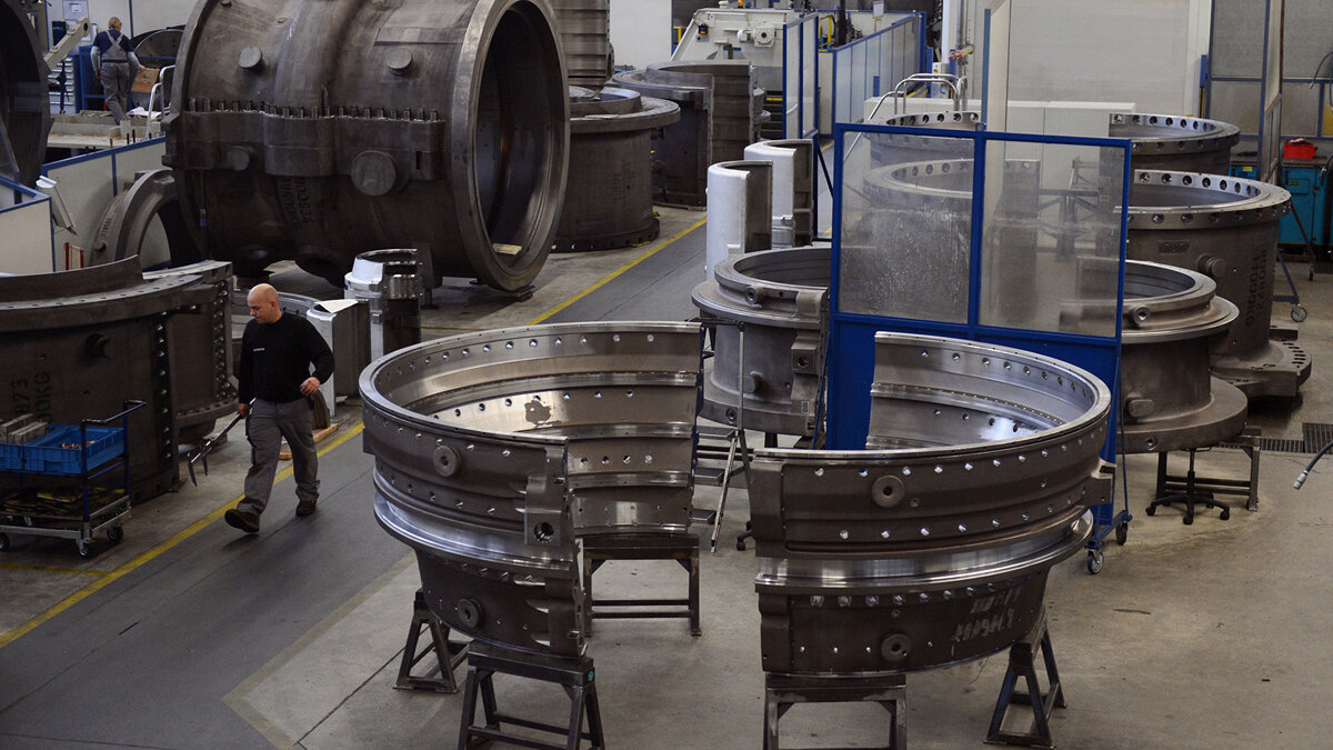    Производство газовых турбин на заводе компании Siemens© AFP / Johannes Eisele